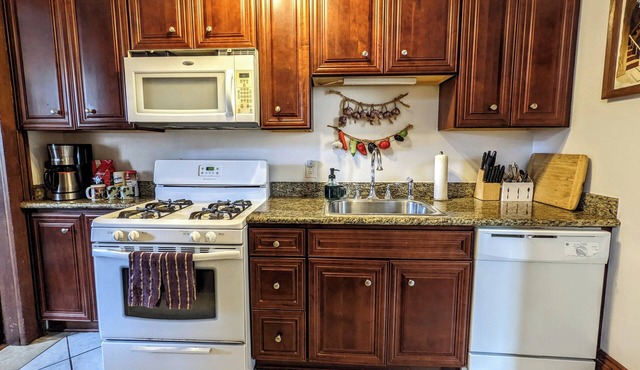 The Okra Inn Iberville Half House-3BR, 1.5BA, Steps to Streetcar (4019)