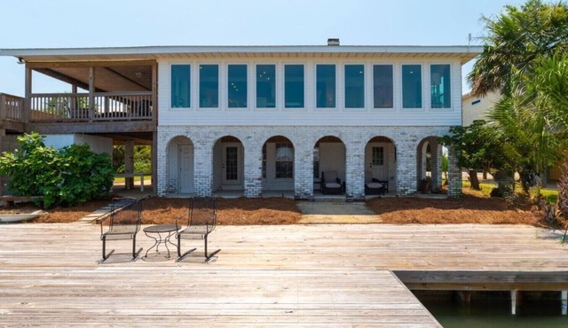 The Pearl | great rate. amazing dock. steps to shops and dining