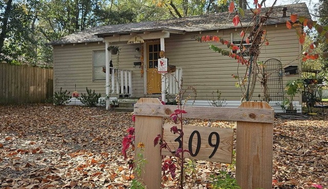 The Piney Woods Cottage - steps from downtown