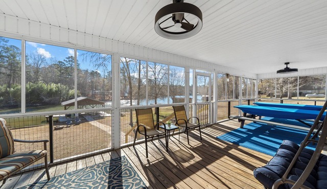 The Place to Be – Sleeps 16, Kayaks, Hot Tub, Games, Fire Pit + More!