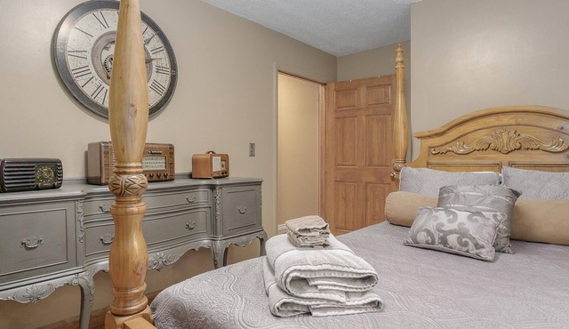 The Shore Line Room at Newaygo Bed & Breakfast