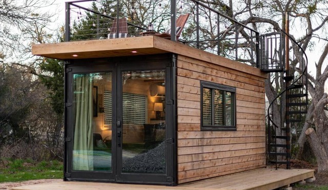 The Stable Tiny Container Home-12 min to Magnolia in Bellmead