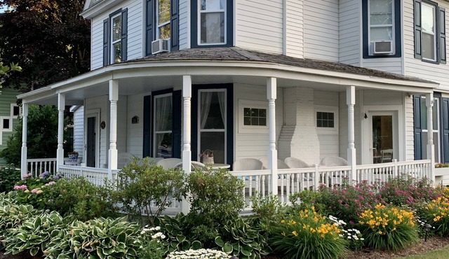 The Victorian on Pine: Historic Charm. Lake Life Memories.