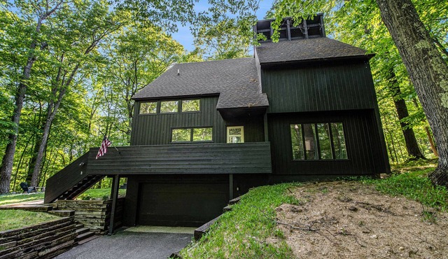 This 3bd with a loft house in Harbor Springs, Michigan, is an ideal retreat for the whole family