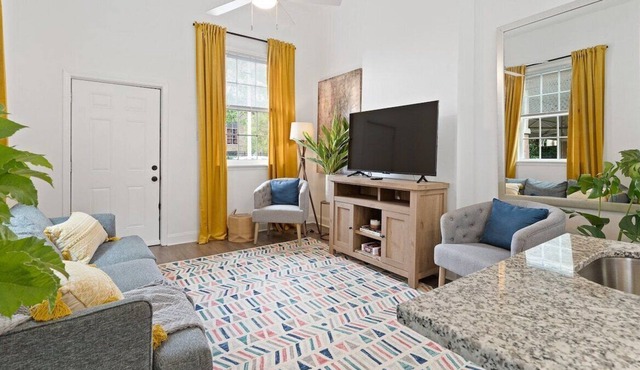 This duplex is a 3 bedroom(s), 2 bathrooms, located in New Orleans, LA.