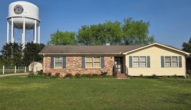 This house is a 3 bedroom(s), 2 bathrooms, located in Albertville, AL.