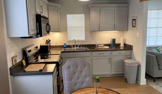 This is our Charming 2 bedroom cottage near French quarter. 15 minutes ride.