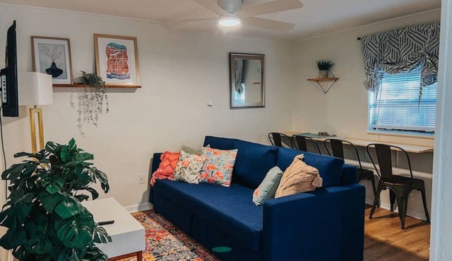 Tiny Cottage w/private courtyard steps from Historic Downtown Sanford
