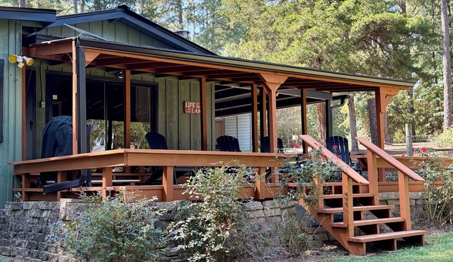 Toledo Bend Lake Record Lodge - waterfront, private boat dock and Pet-friendly!