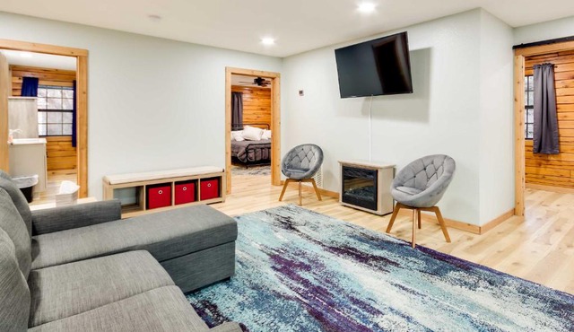 Tranquil Creekside Hideout: Families Welcome!