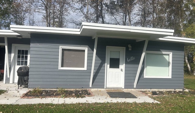 Tranquil waterfront cabin with AC in charming Barbeau with outside fun zone