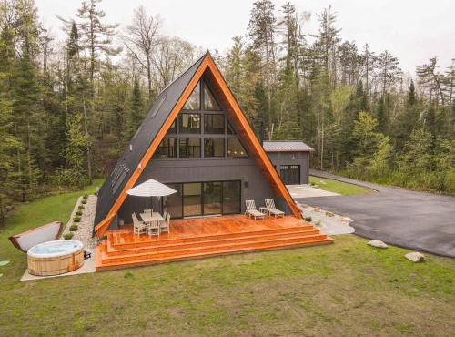 TreeTops Ayframe, Supersized AFrame on the River with Hot Tub