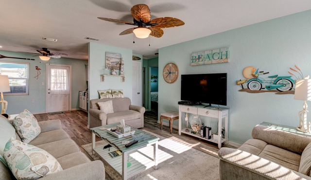 Tropical Retreat, Pet Friendly, Fenced Yard, Wifi