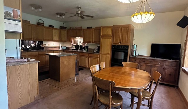 True River Frontage nPrivate grounds 3-bedroom housenEnjoy a relaxing stay in Oregon