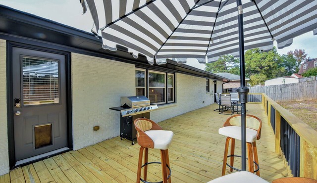 TuscaLodge: Close to Stadium, Big on Comfort!