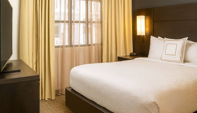 Two Pet-friendly Suites w/Kitchen, Free Breakfast, Pool, Near Lafayette Square!