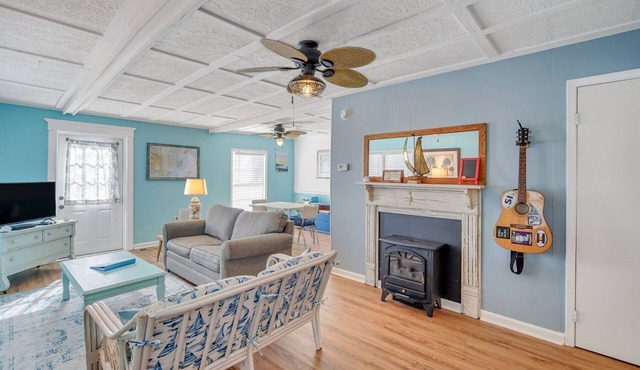 Tybee Lighthouse Cottage (A): Walk to the Beach!