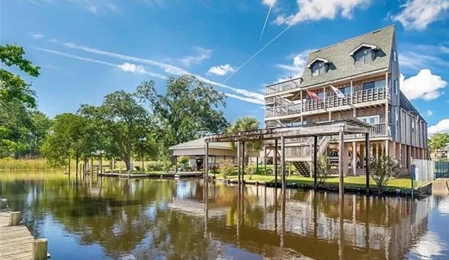 Unique Bayou Waterfront Whimsical home in family neighbor