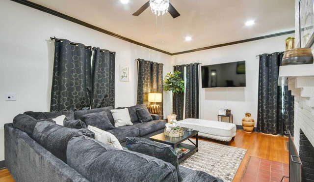 Updated Cottage w/Fireplaces in North Greenwood!