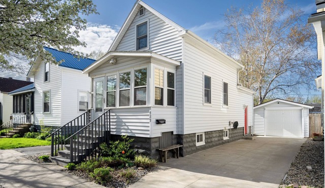 Updated Grand Haven Cottage | Private Patio | Walk to Beach | Sleeps 5