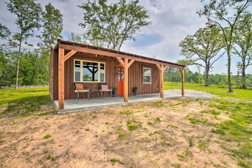Updated Studio Cabin in Ozark w/Yard & Mtn View