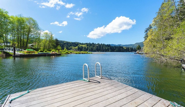 Upscale Waterfront Home on Lake Samish with Hot Tub and Dock in Bellingham