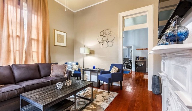 Uptown Home on Streetcar Line, Walk to Restaurants
