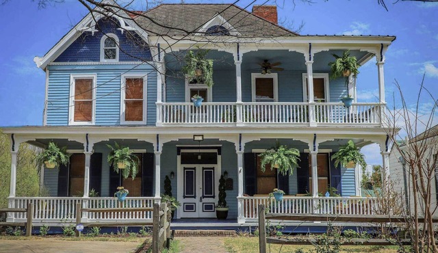 Vicksburg Home w/3 Porches, Walk to Downtown