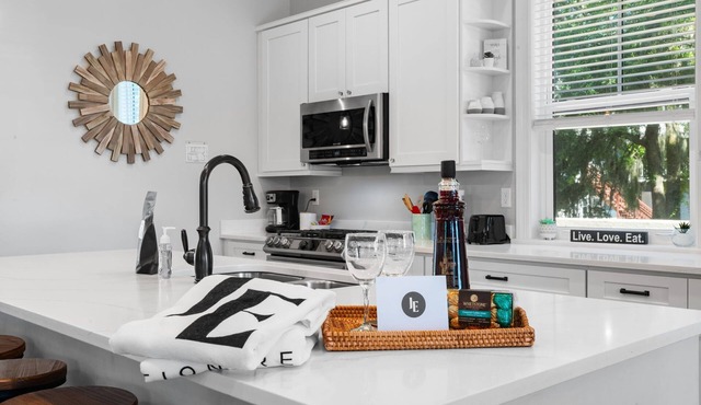 Villa Mojito Lakefront Home + APTs Sleeps 24