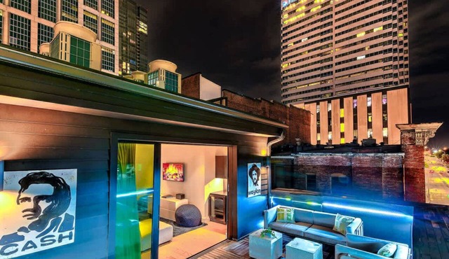 Walk 2 Broadway|5BR DT Loft + Rooftop - Sleeps 16! in Nashville