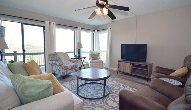 Walk in, 2 bed 2 bath Condo, Pool access, Tennis courts, and Close to Marina. in Fairfield Bay