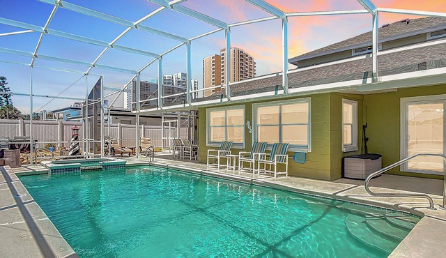 Walk One Block to Beach, Pool, Spacious for Families, Sleeps 12