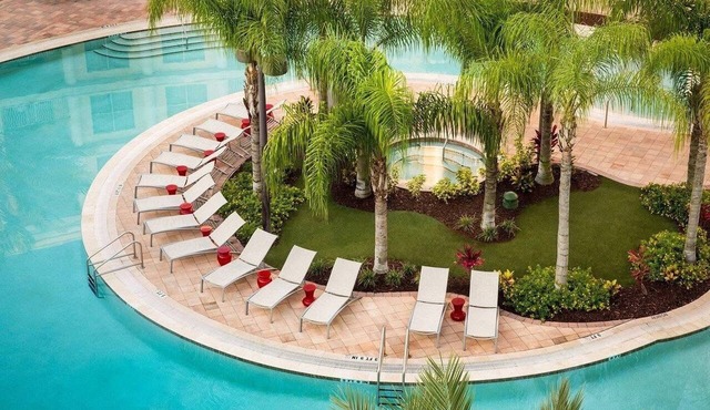 WALK OUT UNIT TO POOL! 2-Bedroom, 2- Bath Corner Suite Minutes from Disney!