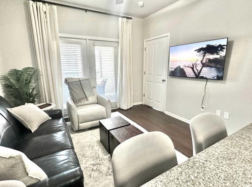 Walk to Stadium & Cotton District, Balcony & Pool
