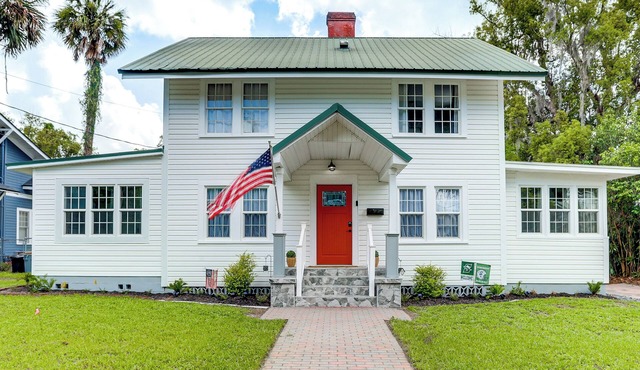 Walk to Stetson and Historic Downtown DeLand!
