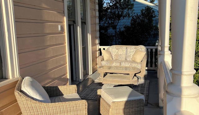 Walk to streetcar, spacious Super Bowl haven with resort style garden