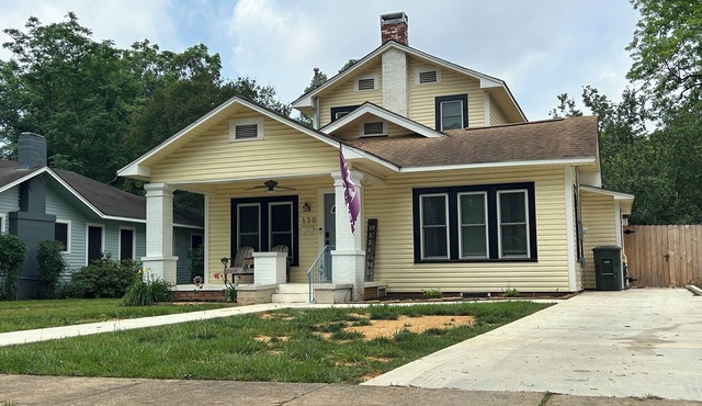 Walkabout on Walker-steps to the brick streets-pet friendly-2 story 3-bed house