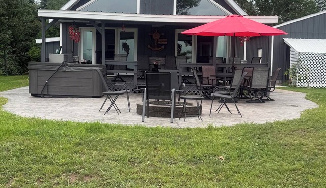 Waterfront 3-bedroom house with outdoor hot tub in Barbeau