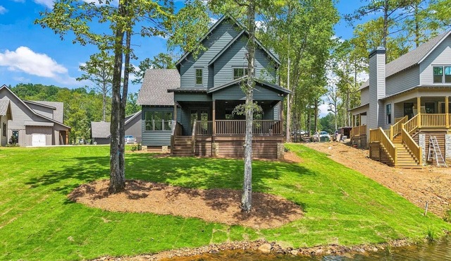 Waterfront 4 bedroom house on beautiful Lake Martin, AL - sleeps 10