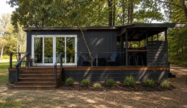 Waterfront cabin-Couples getaway *Private hot tub*