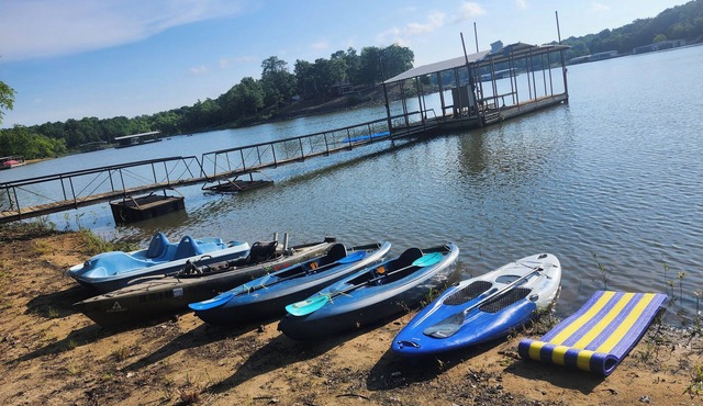 🔥WATERFRONT* KAYAKS* PRIVATE DOCK* POOL TABLE* HOT TUB* LAKE EUFAULA🔥