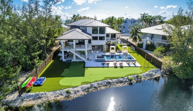Waterfront Luxe Pool, Hot Tub, Theater, Gamesandmore in Key Largo