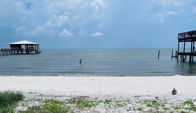 Waterfront private sandy Bay Beach - NEW DISCOUNT Jun 27 - Jul 4. Bring dogs!