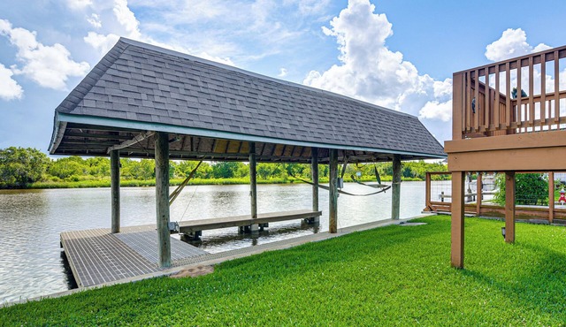Waterfront Studio w/Dock, 8 Mi to Kemah Boardwalk in Dickinson