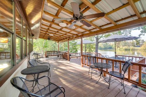 Waterfront Texarkana Cabin: Tranquil Acreage