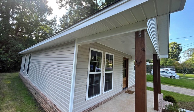 Welcome to Peggy’s Charming 3-bedroom house with AC in welcoming Hattiesburg