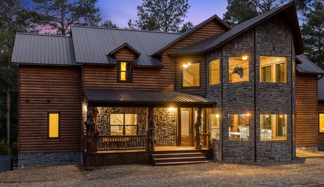 Whiskey & Wine-Luxe 6 Bedroom Cabin, Oversized Private Showers w/Rainheads