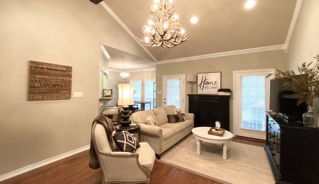 Woodsy Townhouse-High-End Corporate Rental-Ideal for Business Travel