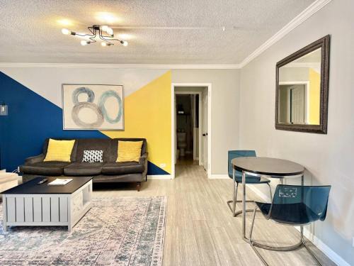 Downtown Condo! Private Balcony! PT10F