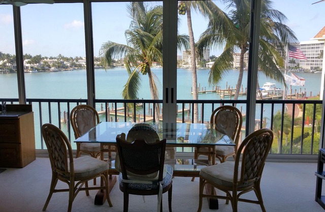 Front unit overlooking Moorings bay - 7 min walk to the Beach. 2 boat slips in Naples
